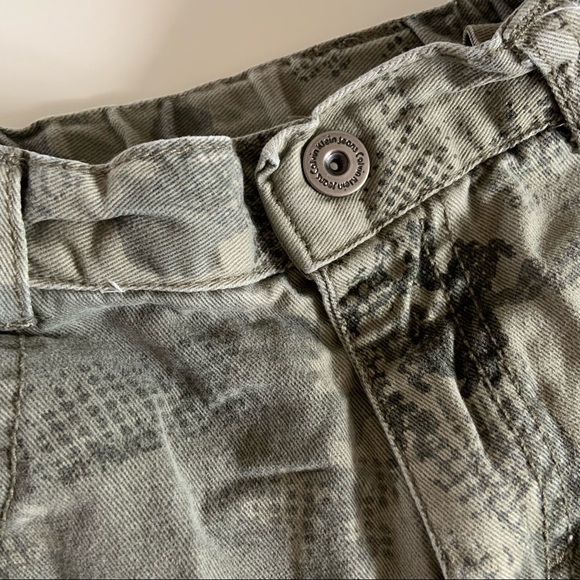 [2/15$] Calvin Klein Camo Shorts - Picture 4 of 4